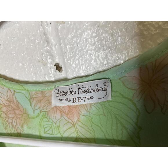 < Vintage DVF Diana Von Furstenberg Floral Dressing Gown > - Picture 2 of 3